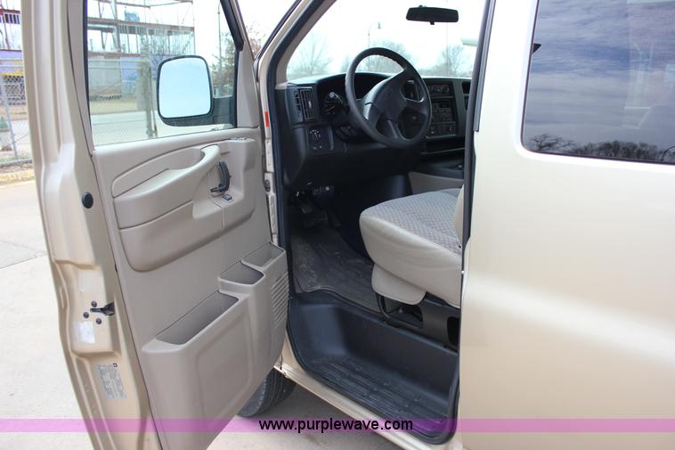 image for item J2316 2007 Chevrolet Express 3500 van