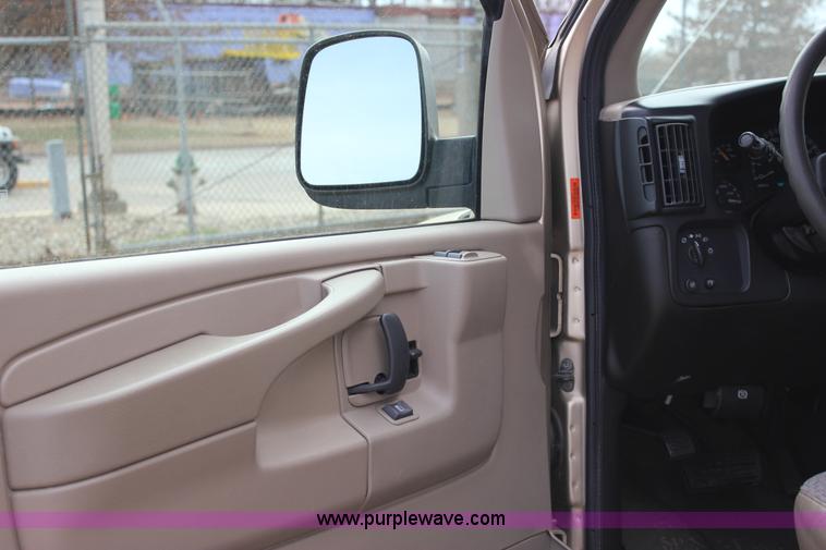 image for item J2316 2007 Chevrolet Express 3500 van
