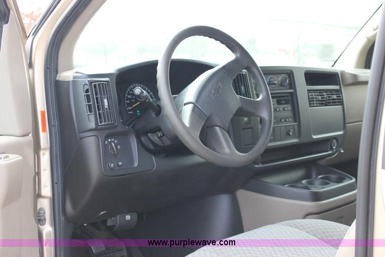 image for item J2316 2007 Chevrolet Express 3500 van