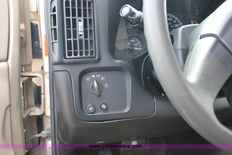 image for item J2316 2007 Chevrolet Express 3500 van
