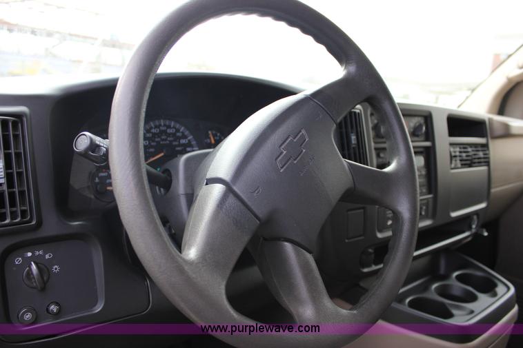 image for item J2316 2007 Chevrolet Express 3500 van