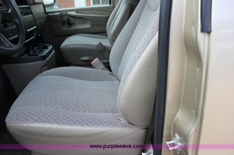image for item J2316 2007 Chevrolet Express 3500 van