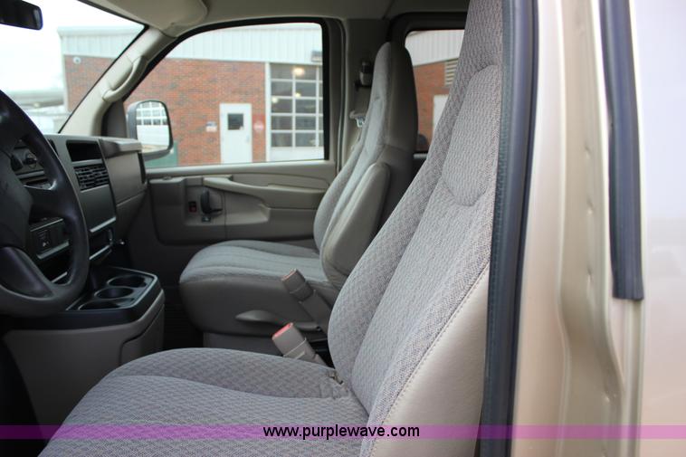image for item J2316 2007 Chevrolet Express 3500 van