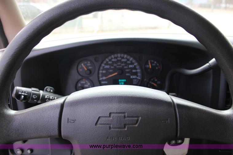 image for item J2316 2007 Chevrolet Express 3500 van