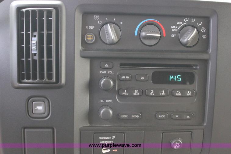 image for item J2316 2007 Chevrolet Express 3500 van