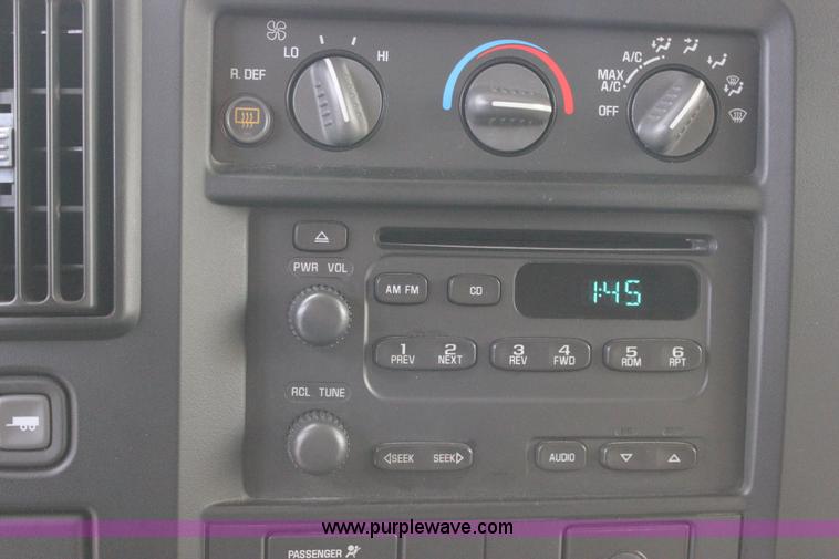 image for item J2316 2007 Chevrolet Express 3500 van