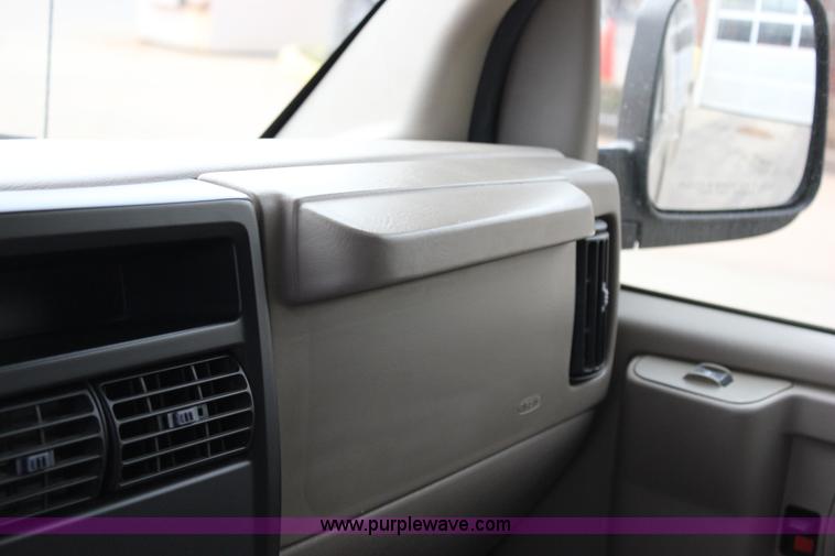image for item J2316 2007 Chevrolet Express 3500 van