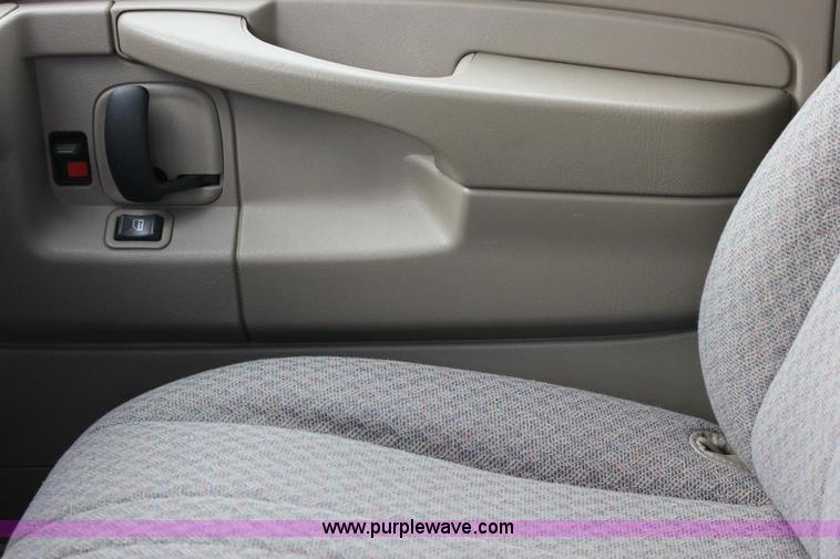 image for item J2316 2007 Chevrolet Express 3500 van