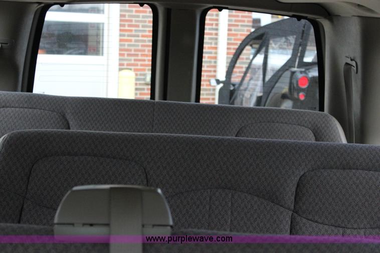 image for item J2316 2007 Chevrolet Express 3500 van