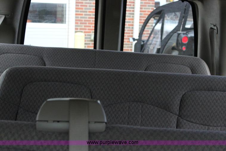 image for item J2316 2007 Chevrolet Express 3500 van