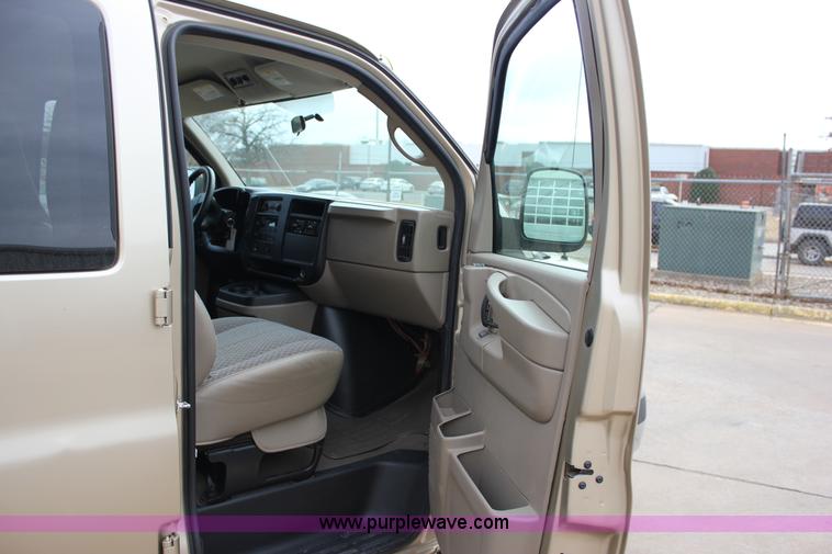 image for item J2316 2007 Chevrolet Express 3500 van