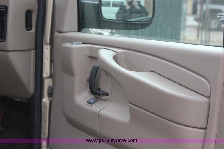 image for item J2316 2007 Chevrolet Express 3500 van