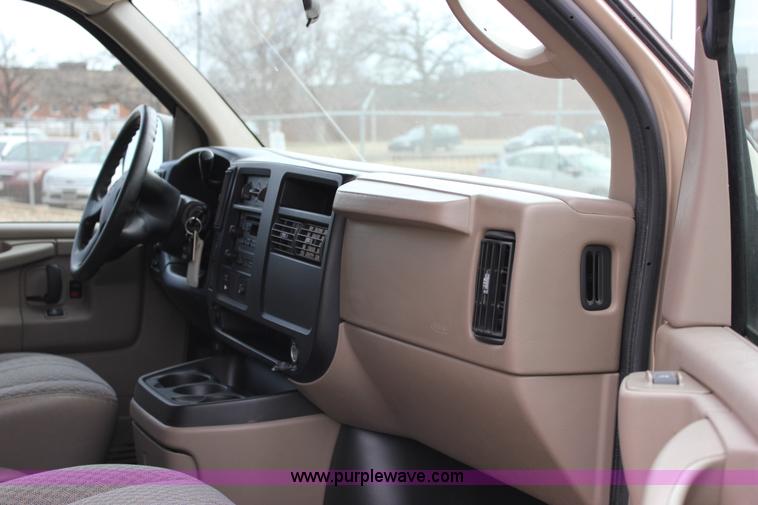 image for item J2316 2007 Chevrolet Express 3500 van