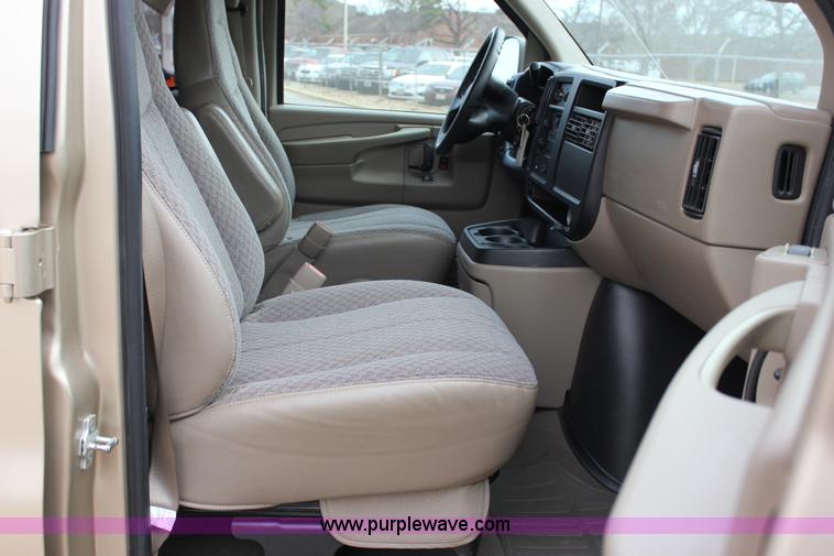 image for item J2316 2007 Chevrolet Express 3500 van