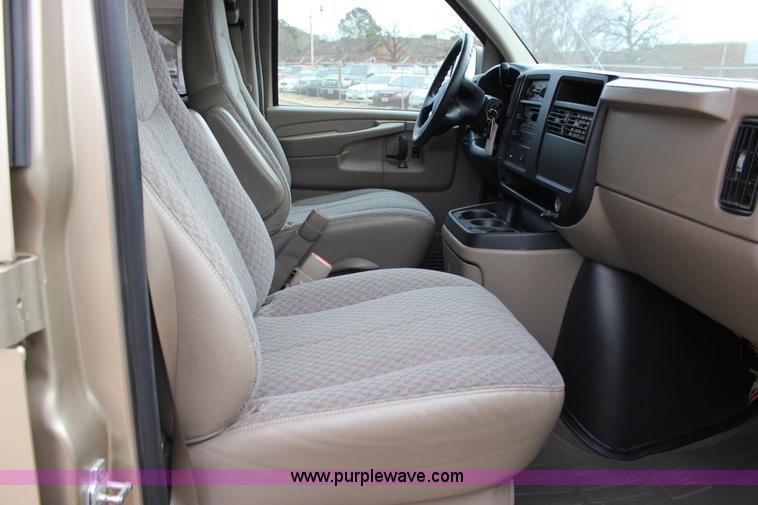 image for item J2316 2007 Chevrolet Express 3500 van