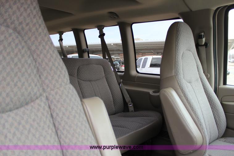 image for item J2316 2007 Chevrolet Express 3500 van