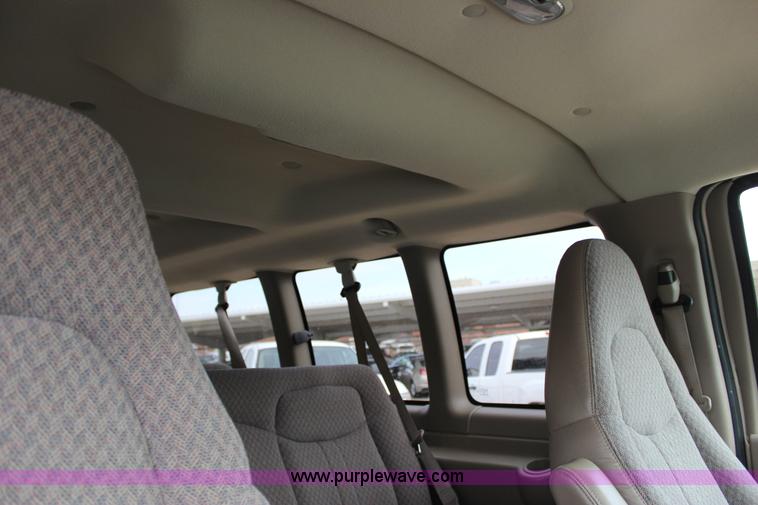 image for item J2316 2007 Chevrolet Express 3500 van