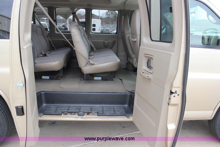 image for item J2316 2007 Chevrolet Express 3500 van
