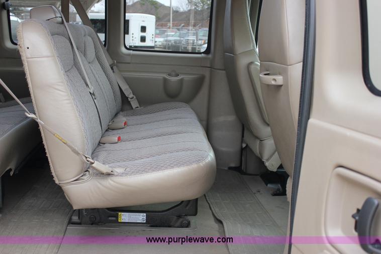 image for item J2316 2007 Chevrolet Express 3500 van
