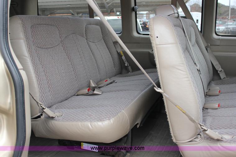 image for item J2316 2007 Chevrolet Express 3500 van