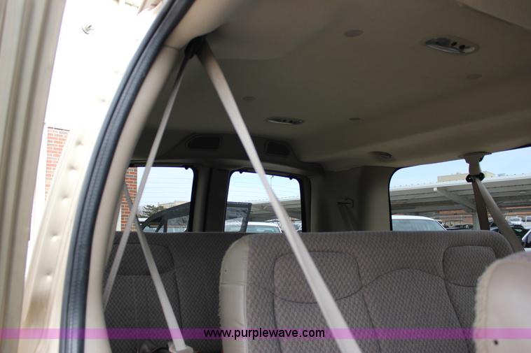 image for item J2316 2007 Chevrolet Express 3500 van
