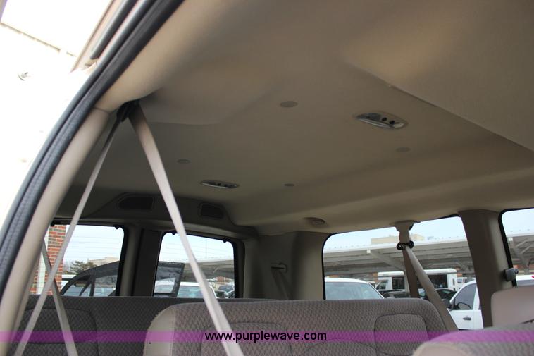 image for item J2316 2007 Chevrolet Express 3500 van