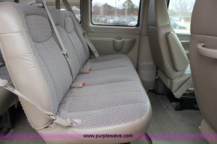 image for item J2316 2007 Chevrolet Express 3500 van