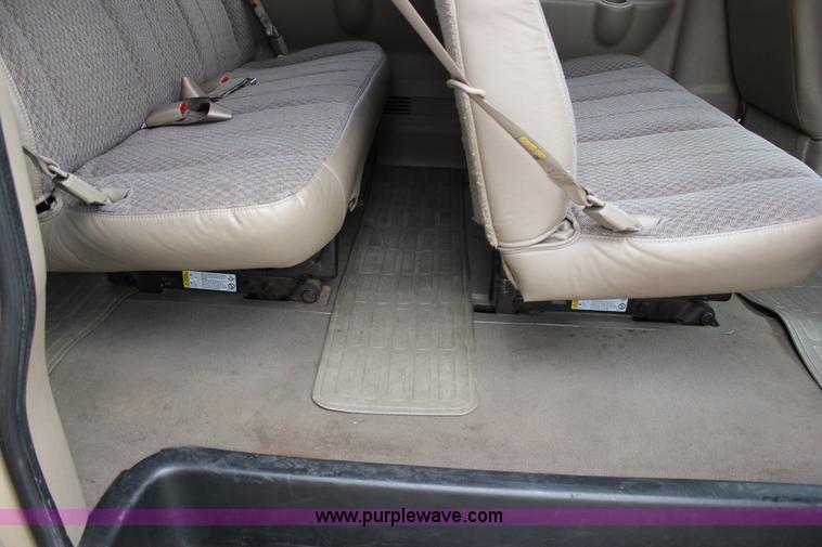 image for item J2316 2007 Chevrolet Express 3500 van