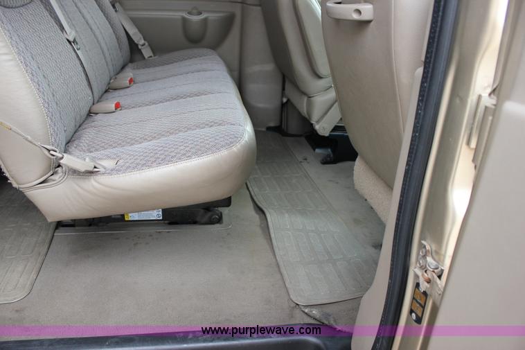 image for item J2316 2007 Chevrolet Express 3500 van