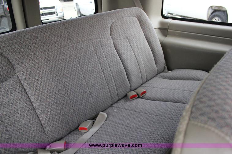 image for item J2316 2007 Chevrolet Express 3500 van