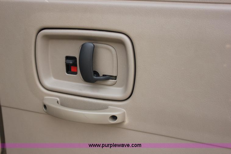 image for item J2316 2007 Chevrolet Express 3500 van