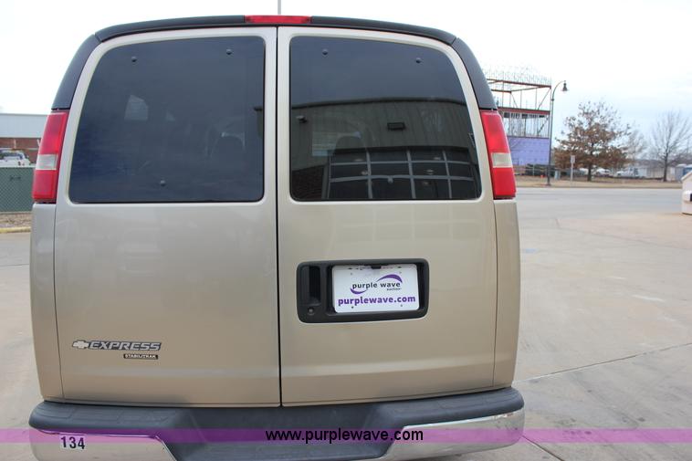 image for item J2316 2007 Chevrolet Express 3500 van