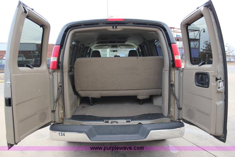 image for item J2316 2007 Chevrolet Express 3500 van