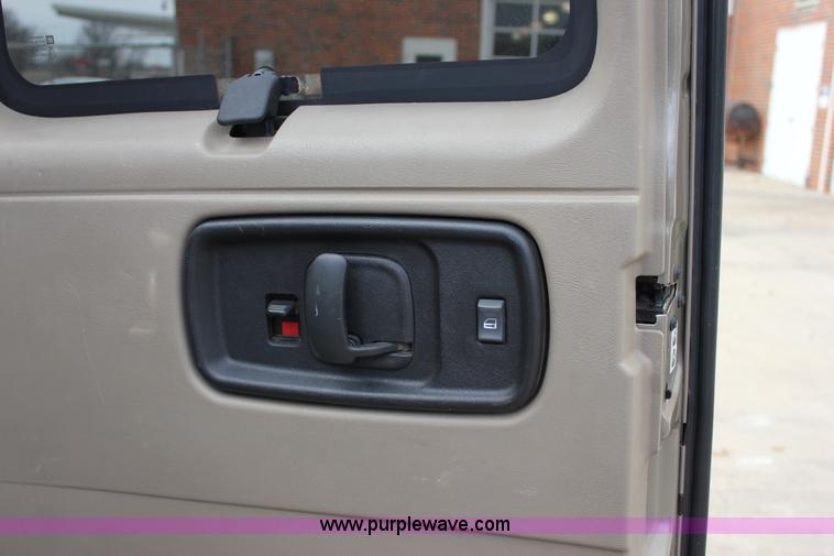 image for item J2316 2007 Chevrolet Express 3500 van