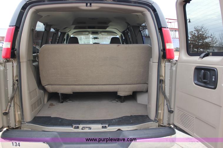 image for item J2316 2007 Chevrolet Express 3500 van