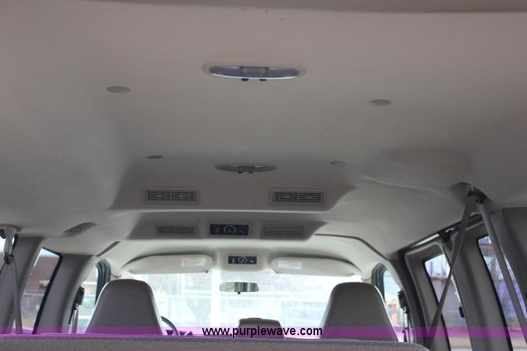 image for item J2316 2007 Chevrolet Express 3500 van