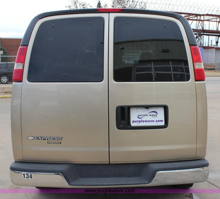 image for item J2316 2007 Chevrolet Express 3500 van