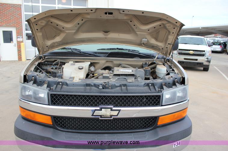 image for item J2316 2007 Chevrolet Express 3500 van