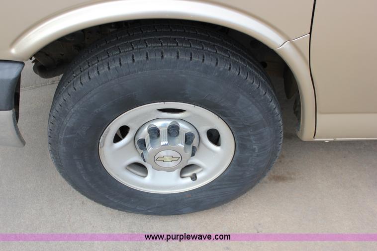 image for item J2316 2007 Chevrolet Express 3500 van