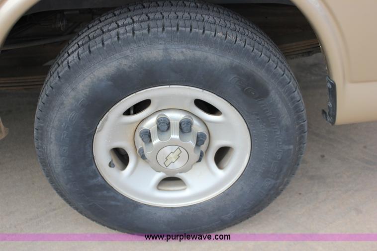 image for item J2316 2007 Chevrolet Express 3500 van
