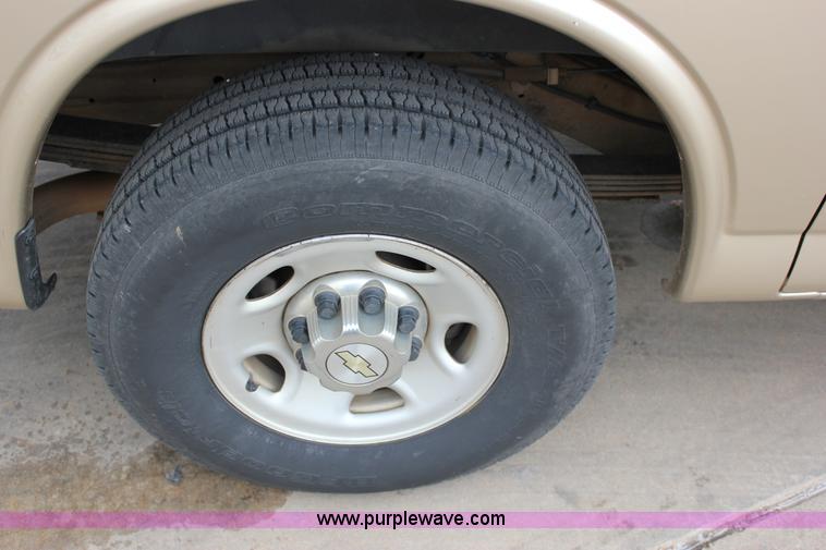 image for item J2316 2007 Chevrolet Express 3500 van