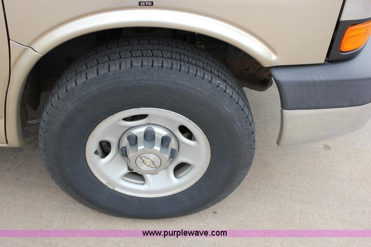 image for item J2316 2007 Chevrolet Express 3500 van