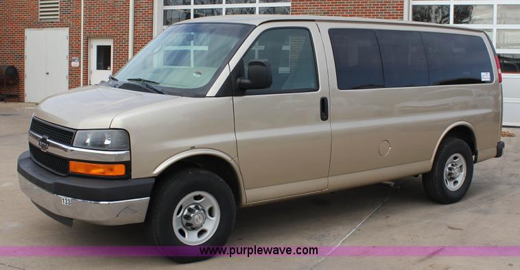 image for item J2317 2007 Chevrolet Express 3500 van