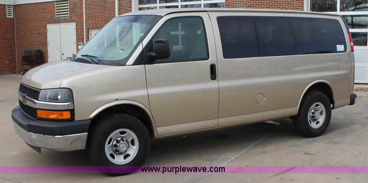 image for item J2317 2007 Chevrolet Express 3500 van