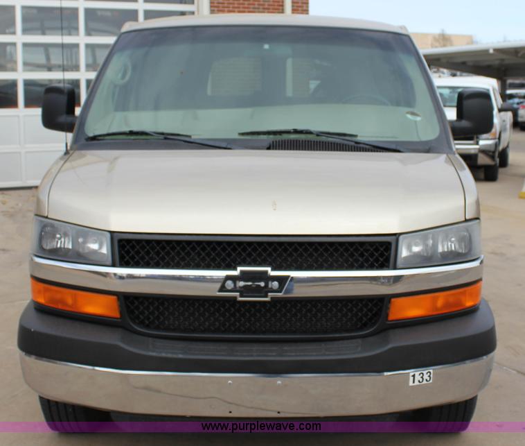 image for item J2317 2007 Chevrolet Express 3500 van