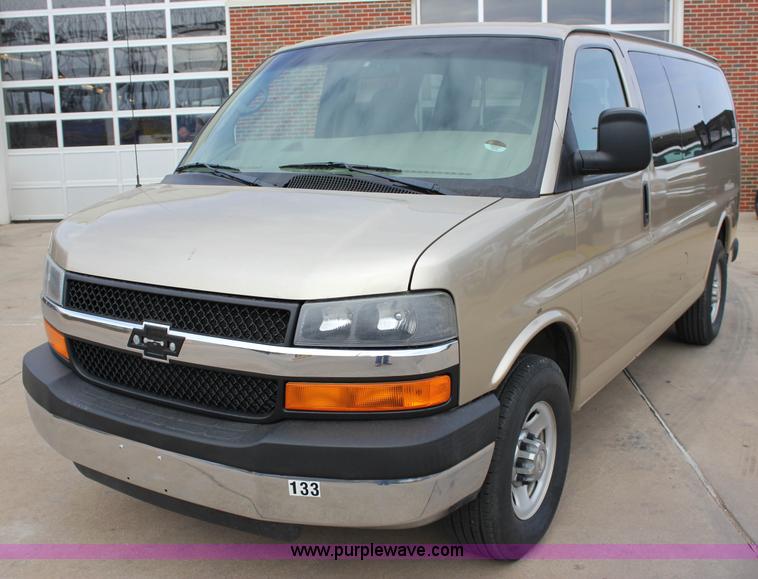 image for item J2317 2007 Chevrolet Express 3500 van