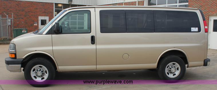 image for item J2317 2007 Chevrolet Express 3500 van