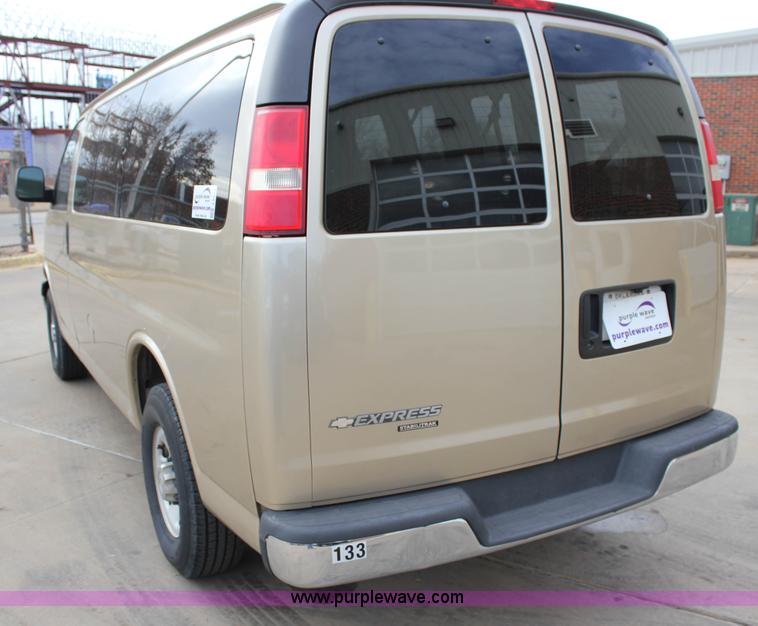 image for item J2317 2007 Chevrolet Express 3500 van
