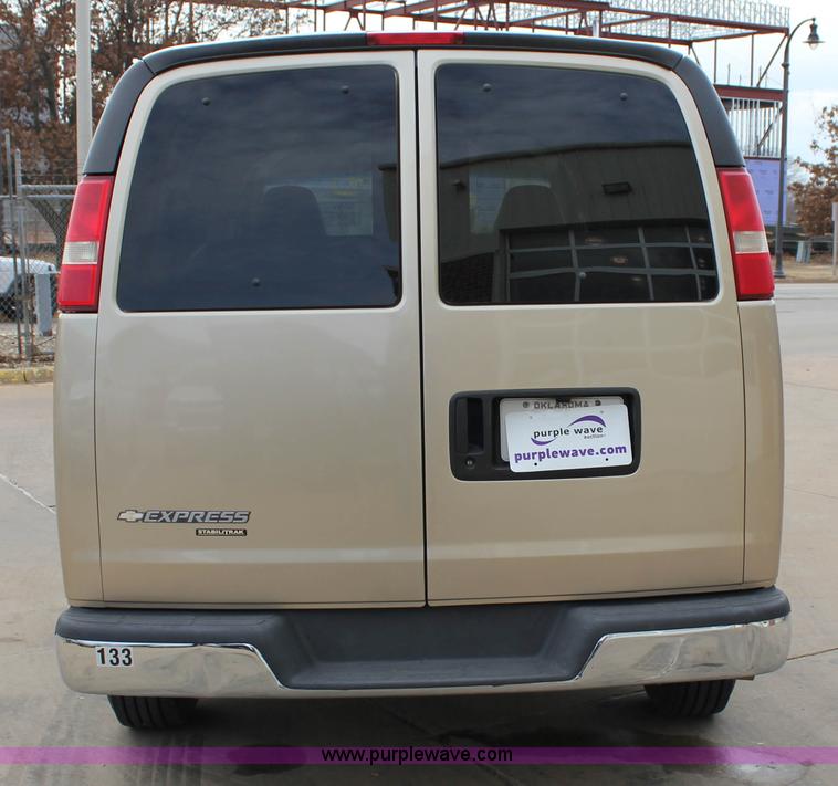 image for item J2317 2007 Chevrolet Express 3500 van