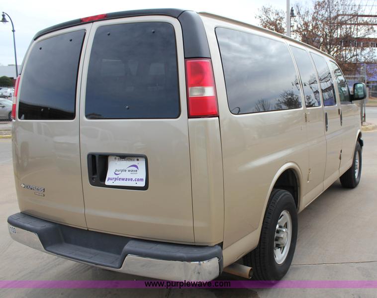 image for item J2317 2007 Chevrolet Express 3500 van